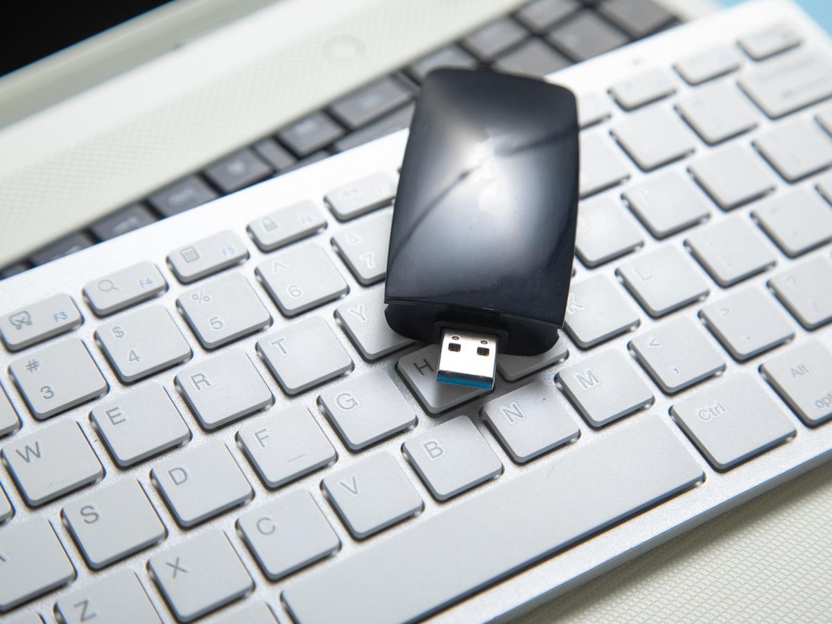 Jak poprawnie wgrać pliki na pendrive i uniknąć problemów z danymi?